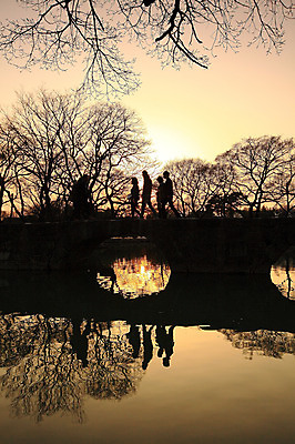 포토 JPG 주간 나무 식물 한국문화 한국전통 실루엣 호수 자연 한국 물그림자 그림자 사람 풍경 여러명 야외 강 반사 일출 일몰 연못 전라북도 오작교 가교 국내포토 자연요소 동양문화 전통 건축물 아시아 다수 촬영기법 노을 전라도 생태계 파일형식