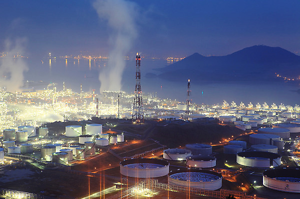 포토 JPG 건축물 산업 바다 야경 공장 공업 조명 산 한국 굴뚝 사람없음 야외 건물 빛 도시풍경 안개 도시 항아리 연기 전라남도 탱크 저장고 산업단지 여수 공업단지 여수산업단지 원통형 국내포토 도형 건축 아시아 날씨 풍경 도자기 야간 전라도 파일형식 풍경_경치