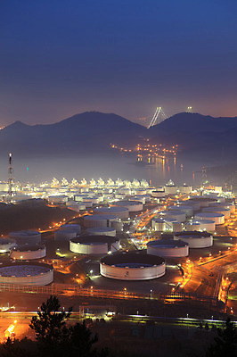 포토 JPG 건축물 산업 바다 야경 공장 공업 조명 산 한국 굴뚝 사람없음 야외 건물 빛 도시풍경 안개 도시 항아리 연기 전라남도 탱크 저장고 산업단지 여수 공업단지 여수산업단지 원통형 가교 국내포토 도형 건축 아시아 날씨 풍경 도자기 야간 전라도 파일형식 풍경_경치