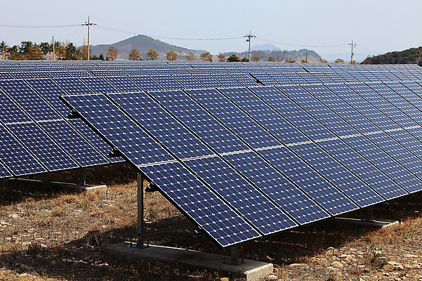 포토 JPG 주간 나무 식물 선 줄 미래 산 그림자 사람없음 야외 태양 환경 여러개 발전기 발전소 에너지 과학기술 전선 돌_바위 조약돌 풀 그린에너지 전봇대 태양에너지 집열판 국내포토 자연요소 공공시설 다수 컨셉 기술 파일형식