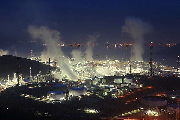 포토 JPG 건축물 산업 바다 야경 공장 공업 조명 산 한국 굴뚝 사람없음 야외 건물 빛 도시풍경 안개 도시 항아리 연기 전라남도 탱크 저장고 산업단지 여수 공업단지 여수산업단지 원통형 국내포토 도형 건축 아시아 날씨 풍경 도자기 야간 전라도 파일형식 풍경_경치