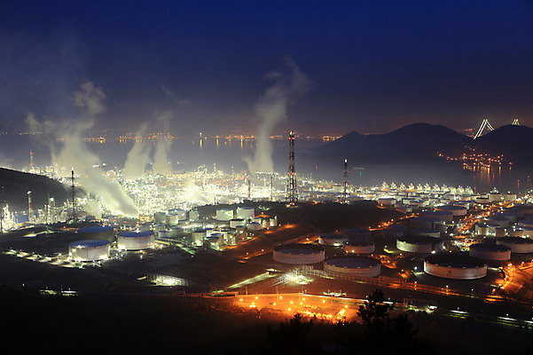 포토 JPG 건축물 산업 바다 야경 공장 공업 조명 산 한국 굴뚝 사람없음 야외 건물 빛 도시풍경 안개 도시 항아리 연기 전라남도 탱크 저장고 산업단지 여수 공업단지 여수산업단지 원통형 가교 국내포토 도형 건축 아시아 날씨 풍경 도자기 야간 전라도 파일형식 풍경_경치