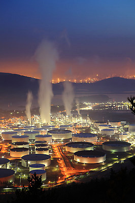 포토 JPG 건축물 산업 바다 야경 공장 공업 조명 산 한국 굴뚝 사람없음 야외 건물 빛 도시풍경 안개 도시 항아리 연기 전라남도 탱크 저장고 산업단지 여수 공업단지 여수산업단지 원통형 국내포토 도형 건축 아시아 날씨 풍경 도자기 야간 전라도 파일형식 풍경_경치