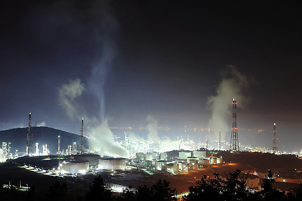 포토 JPG 건축물 산업 바다 야경 공장 공업 조명 산 한국 굴뚝 사람없음 야외 건물 빛 도시풍경 안개 도시 항아리 연기 전라남도 탱크 저장고 산업단지 여수 공업단지 여수산업단지 원통형 국내포토 도형 건축 아시아 날씨 풍경 도자기 야간 전라도 파일형식 풍경_경치