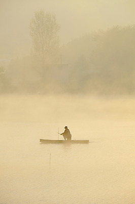 포토 JPG 주간 나무 식물 실루엣 호수 자연 한국 한명 사람 풍경 야외 물 강 노을 침묵 고요 안개 나룻배 경상남도 뱃사공 노젓기 우포늪 창녕 선박 국내포토 자연요소 1 아시아 수상교통 배_교통 모션 날씨 촬영기법 소리 습지 경상도 생태계 파일형식