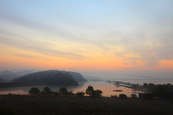 포토 JPG 주간 나무 식물 구름 호수 자연 하늘 산 한국 풍경 사람없음 야외 강 일출 일몰 습지 경상남도 우포늪 창녕 국내포토 자연요소 아시아 노을 경상도 생태계 파일형식