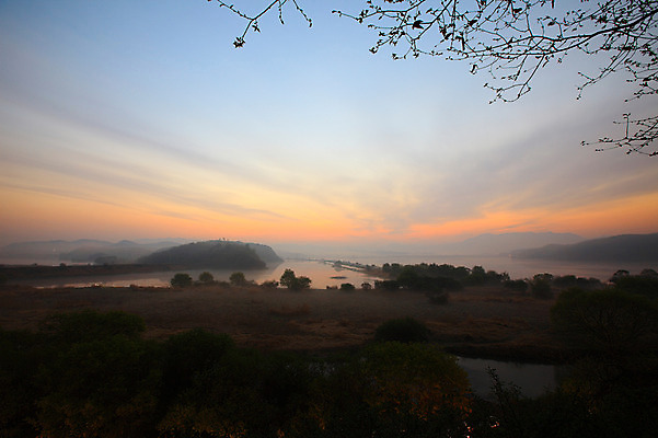 포토 JPG 주간 나무 식물 호수 자연 하늘 한국 풍경 초원 사람없음 야외 강 일출 노을 일몰 나뭇가지 풀 습지 경상남도 우포늪 창녕 국내포토 자연요소 아시아 경상도 생태계 파일형식