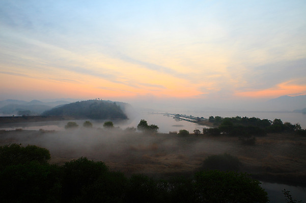 포토 JPG 주간 나무 식물 구름 자연 하늘 산 한국 풍경 사람없음 야외 강 일출 일몰 안개 풀 습지 경상남도 우포늪 창녕 국내포토 자연요소 아시아 날씨 노을 경상도 생태계 파일형식
