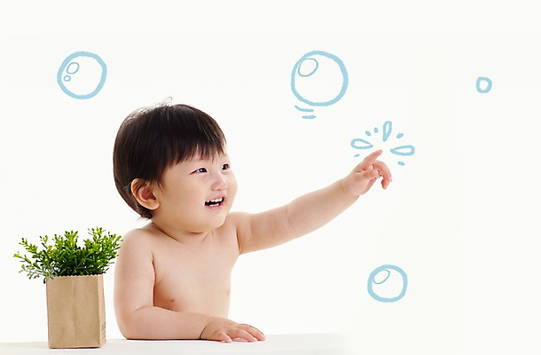 PSD 식물 편집이미지 응시 여자 화분 탁자 포토일러 합성일러스트 한명 미소 웃음 사람 앉기 동양인 손짓 상반신 한국인 검지손가락 물방울 가리킴 아기 비눗방울 여자만 여자한명만 아기만 여자아기만 여자아기한명만 이미지편집 1 시선 가구 손가락 모션 표정 인종 파일형식