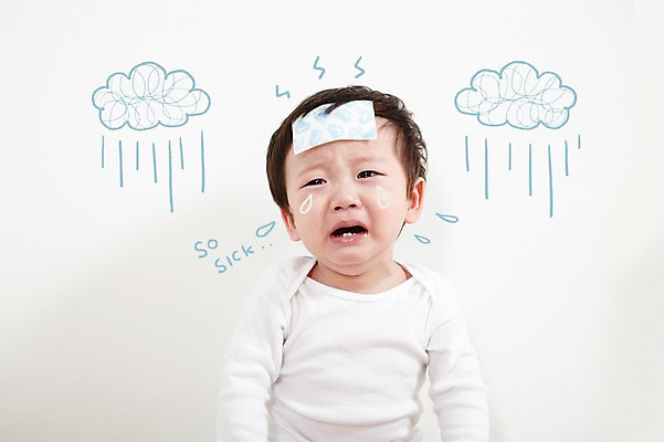 PSD 구름 편집이미지 응시 남자 포토일러 합성일러스트 한명 사람 앉기 동양인 상반신 고통 한국인 아기 질병 울음 먹구름 파스 해열 해열제 남자만 남자한명만 아기만 남자아기만 남자아기한명만 이미지편집 자연요소 1 시선 감정 의학 모션 표정 인종 치료 약 의료용품 파일형식 구름_자연