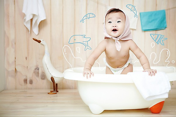 PSD 편집이미지 응시 여자 포토일러 오리 욕조 합성일러스트 어류 한명 서기 미소 웃음 사람 동양인 상반신 수건 바다동물 목욕 한국인 아기 돌고래 여자만 여자한명만 아기만 여자아기만 여자아기한명만 이미지편집 동물 1 시선 바다 포유류 모션 조류 표정 인종 위생용품 수중동물 청결 파일형식