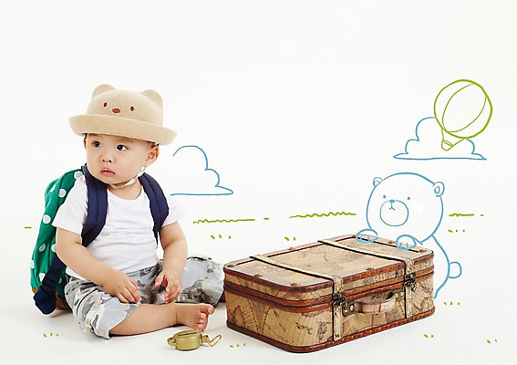 전신 PSD 동물 구름 편집이미지 모자 응시 남자 여행 가방 곰 포유류 포토일러 합성일러스트 한명 사람 앉기 동양인 초원 여행가방 한국인 기구 열기구 아기 매기 남자만 남자한명만 아기만 남자아기만 남자아기한명만 이미지편집 자연요소 1 시선 잡화 항공교통 모션 인종 파일형식