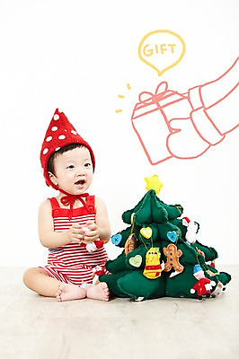 전신 PSD 나무 식물 편집이미지 모자 응시 기념일 남자 크리스마스 포토일러 합성일러스트 선물 한명 미소 웃음 사람 앉기 동양인 이벤트 선물상자 상자 크리스마스트리 고깔모자 한국인 아기 남자만 남자한명만 아기만 남자아기만 남자아기한명만 이미지편집 모자_잡화 1 시선 잡화 모션 표정 인종 파일형식