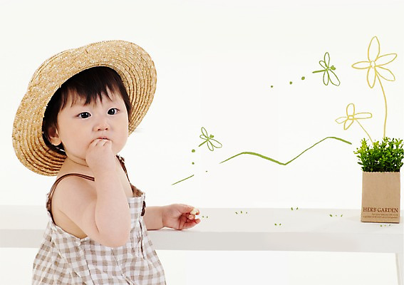 PSD 식물 동물 편집이미지 모자 응시 여자 꽃 화분 곤충 탁자 포토일러 산 합성일러스트 한명 서기 사람 동양인 상반신 한국인 아기 잠자리 밀짚모자 여자만 여자한명만 아기만 여자아기만 여자아기한명만 이미지편집 모자_잡화 1 시선 잡화 가구 모션 인종 파일형식