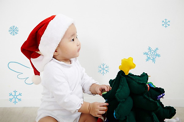 PSD 나무 식물 편집이미지 모자 여자 기념일 크리스마스 날개 산타모자 포토일러 합성일러스트 한명 미소 웃음 사람 앉기 동양인 이벤트 상반신 크리스마스트리 한국인 눈 아기 눈송이 여자만 여자한명만 아기만 여자아기만 여자아기한명만 이미지편집 자연요소 모자_잡화 1 잡화 모션 날씨 눈_날씨 표정 인종 파일형식