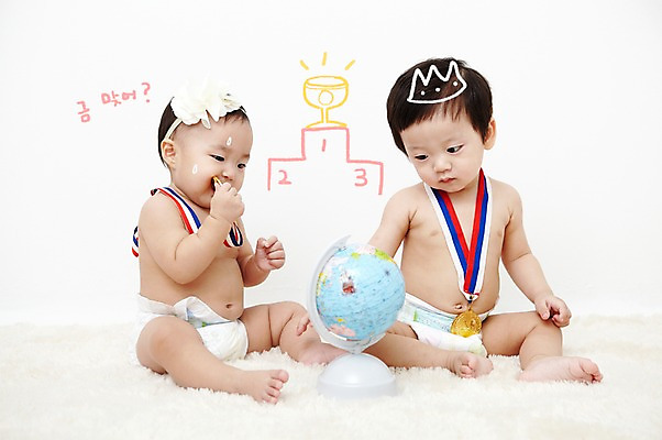 전신 PSD 편집이미지 응시 여자 남자 포토일러 합성일러스트 사람 앉기 동양인 두명 지구본 한국인 아기 머리띠 우승 트로피 메달 금메달 순위 아기만 이미지편집 시선 장신구 모션 인종 최고 상_우승 상_상패 파일형식