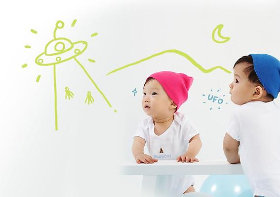 PSD 편집이미지 모자 응시 여자 남자 탁자 포토일러 산 합성일러스트 서기 사람 동양인 상반신 두명 한국인 외계인 달 아기 우주선 UFO 아기만 이미지편집 자연요소 시선 잡화 가구 모션 인종 우주 미확인물체 파일형식