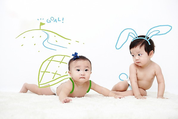 전신 PSD 동물 편집이미지 응시 여자 남자 포토일러 합성일러스트 사람 동양인 두명 한국인 아기 토끼 거북이 목표 동산 결승점 반려 토끼와거북이 아기만 이미지편집 시선 컨셉 포유류 파충류 동화 인종 반려동물 결승 파일형식