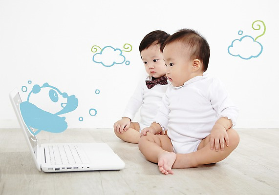 전신 PSD 동물 구름 편집이미지 응시 여자 남자 곰 포유류 포토일러 나비넥타이 합성일러스트 사람 앉기 동양인 두명 노트북 컴퓨터 한국인 아기 판다 아기만 이미지편집 자연요소 시선 모션 넥타이 인종 전자제품 파일형식