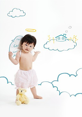 전신 PSD 구름 편집이미지 응시 여자 인형 날개 포토일러 천사 주택 합성일러스트 한명 서기 미소 웃음 사람 동양인 곰인형 한국인 아기 여자만 여자한명만 아기만 여자아기만 여자아기한명만 이미지편집 자연요소 1 시선 모션 표정 인종 건물 파일형식