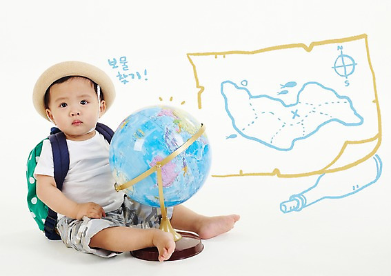 전신 PSD 편집이미지 모자 응시 남자 여행 지도 가방 포토일러 합성일러스트 한명 사람 앉기 동양인 지구본 한국인 아기 병 매기 남자만 남자한명만 아기만 남자아기만 남자아기한명만 이미지편집 1 식기 시선 잡화 모션 인종 파일형식