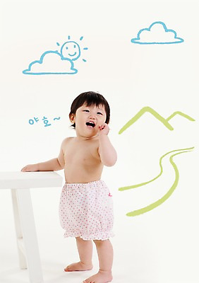 전신 PSD 구름 편집이미지 응시 여자 의자 포토일러 산 합성일러스트 한명 서기 미소 웃음 사람 동양인 손짓 강 태양 외침 한국인 아기 메아리 여자만 여자한명만 아기만 여자아기만 여자아기한명만 이미지편집 자연요소 1 시선 가구 모션 표정 인종 소리 파일형식