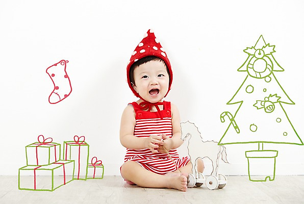 전신 PSD 나무 식물 편집이미지 모자 기념일 남자 크리스마스 포토일러 양말 합성일러스트 선물 한명 미소 웃음 사람 앉기 동양인 이벤트 선물상자 상자 크리스마스트리 고깔모자 한국인 아기 남자만 남자한명만 아기만 남자아기만 남자아기한명만 이미지편집 모자_잡화 1 잡화 모션 표정 인종 파일형식