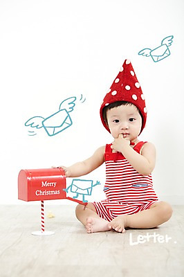 전신 PSD 편집이미지 모자 기념일 남자 크리스마스 포토일러 봉투 편지봉투 합성일러스트 한명 사람 앉기 동양인 이벤트 고깔모자 한국인 우체통 아기 편지 우편물 남자만 남자한명만 아기만 남자아기만 남자아기한명만 이미지편집 모자_잡화 1 잡화 모션 인종 파일형식