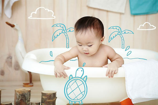 PSD 나무 식물 동물 구름 편집이미지 응시 여자 파충류 포토일러 욕조 합성일러스트 한명 사람 앉기 동양인 상반신 수건 야자수 목욕 한국인 아기 거북이 여자만 여자한명만 아기만 여자아기만 여자아기한명만 이미지편집 자연요소 1 시선 모션 인종 위생용품 청결 파일형식