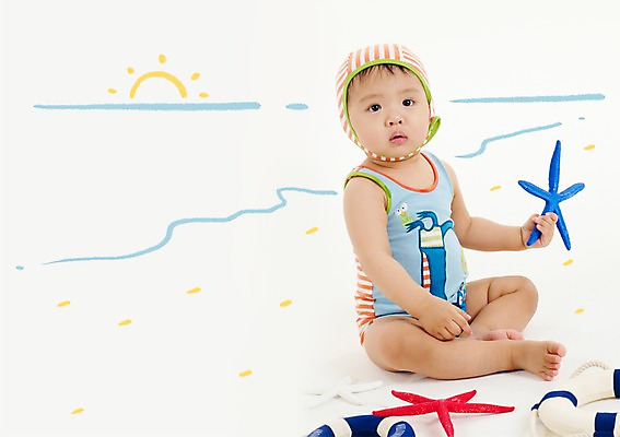 전신 PSD 편집이미지 응시 남자 바다 포토일러 불가사리 합성일러스트 한명 사람 앉기 동양인 해변 태양 한국인 아기 튜브 남자만 남자한명만 아기만 남자아기만 남자아기한명만 이미지편집 자연요소 1 시선 모션 극피동물 인종 파일형식