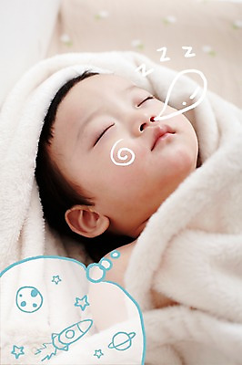 PSD 편집이미지 남자 말풍선 포토일러 합성일러스트 한명 사람 동양인 눕기 우주 눈감음 꿈 이불 행성 한국인 로켓 아기 잠 수면 담요 낮잠 우주여행 남자만 남자한명만 아기만 남자아기만 남자아기한명만 이미지편집 1 여행 침구 모션 인종 물 파일형식