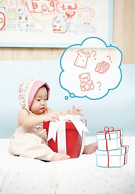 전신 PSD 편집이미지 모자 응시 잡화 옷 여자 인형 신발 말풍선 의자 포장 포토일러 합성일러스트 선물 한명 사람 앉기 동양인 선물상자 상자 소파 곰인형 한국인 아기 여자만 여자한명만 아기만 여자아기만 여자아기한명만 이미지편집 1 시선 가구 모션 인종 파일형식