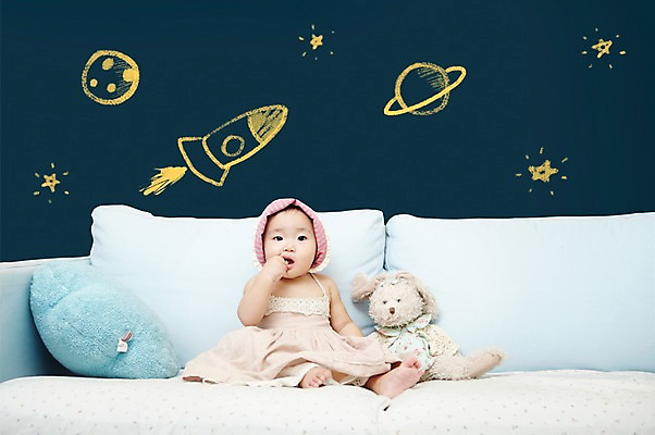 전신 PSD 편집이미지 여자 별 인형 쿠션 의자 포토일러 합성일러스트 한명 사람 앉기 동양인 소파 우주 행성 한국인 로켓 아기 토끼인형 여자만 여자한명만 아기만 여자아기만 여자아기한명만 이미지편집 자연요소 1 가구 모션 인종 토끼 파일형식