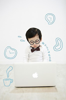 PSD 편집이미지 응시 남자 안경 커피 시계 비즈니스 포토일러 나비넥타이 잔 합성일러스트 한명 사람 앉기 동양인 상반신 컵 노트북 컴퓨터 한국인 아기 시간 업무 작업실 남자만 남자한명만 아기만 남자아기만 남자아기한명만 안경낌 이미지편집 1 식기 시선 잡화 음료 모션 넥타이 인종 전자제품 작업 파일형식