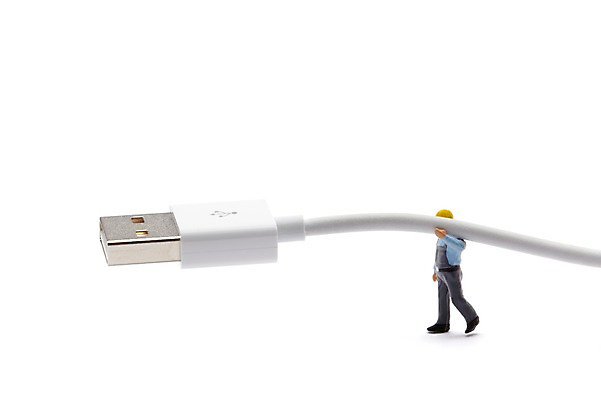 포토 JPG 스튜디오촬영 선 인형 노동자 실내 누끼 사람없음 모형 미니어처 피규어 전선 작업 USB 충전기 국내포토 직업 내부 기계 충전 파일형식