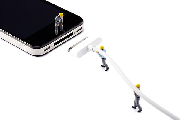 포토 JPG 스튜디오촬영 선 인형 모바일 무선통신 노동자 실내 누끼 사람없음 스마트폰 핸드폰 모형 통신기기 미니어처 피규어 전선 작업 USB 전화기 충전기 국내포토 직업 통신 내부 전자제품 스마트기기 기계 충전 파일형식