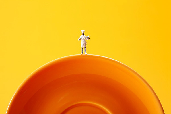 포토 JPG 스튜디오촬영 모자 그릇 접시 인형 실내 요리사모자 사람없음 모형 주방장 요리사 미니어처 피규어 조리복 국내포토 직업 모자_잡화 식기 잡화 유니폼 내부 파일형식