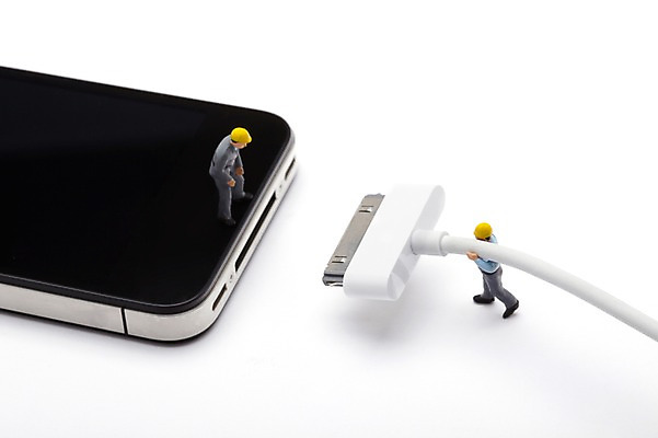 포토 JPG 스튜디오촬영 선 인형 모바일 무선통신 노동자 실내 사람없음 스마트폰 핸드폰 모형 통신기기 미니어처 피규어 전선 작업 USB 전화기 충전기 국내포토 직업 통신 내부 전자제품 스마트기기 기계 충전 파일형식