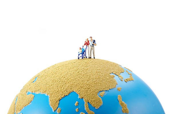 포토 JPG 스튜디오촬영 지구 인형 가정 가족 엄마 실내 누끼 사람없음 부모 지구본 모형 미니어처 피규어 자녀 아빠 유모차 국내포토 관계 내부 아기용품 파일형식