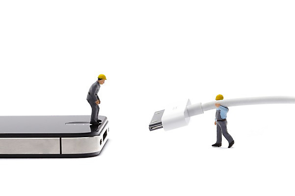 포토 JPG 스튜디오촬영 선 인형 모바일 무선통신 노동자 실내 누끼 사람없음 스마트폰 핸드폰 모형 통신기기 미니어처 피규어 전선 작업 USB 전화기 충전기 국내포토 직업 통신 내부 전자제품 스마트기기 기계 충전 파일형식