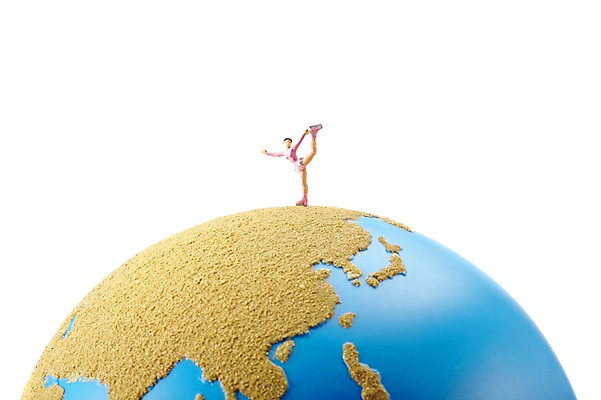 포토 JPG 스튜디오촬영 지구 인형 실내 누끼 사람없음 운동 지구본 모형 미니어처 피규어 스케이트 피겨스케이팅 피겨선수 스케이터 국내포토 스포츠용품 운동선수 건강 내부 스케이팅 파일형식