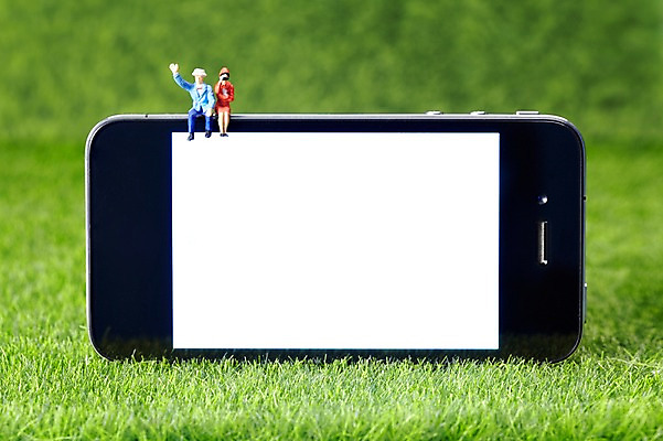 포토 JPG 스튜디오촬영 식물 인형 모바일 무선통신 실내 잔디 초원 사람없음 스마트폰 핸드폰 모형 통신기기 미니어처 피규어 풀 전화기 국내포토 통신 내부 전자제품 스마트기기 기계 파일형식