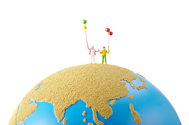 포토 JPG 스튜디오촬영 지구 어린이 인형 실내 누끼 사람없음 지구본 모형 손잡기 미니어처 피규어 풍선 어린이만 국내포토 모션 사람 내부 파일형식