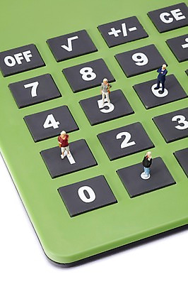 포토 JPG 스튜디오촬영 기호 인형 문구용품 실내 사람없음 숫자 모형 사무용품 미니어처 피규어 계산기 전원 계산 전기에너지 덧셈 뺄셈 회계 루트 국내포토 문자 내부 경제 장비 에너지 수학 오브젝트 파일형식