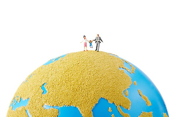 포토 JPG 스튜디오촬영 지구 인형 가정 가족 엄마 실내 누끼 사람없음 부모 지구본 모형 미니어처 피규어 자녀 아빠 국내포토 관계 내부 파일형식