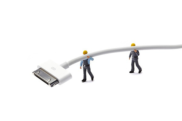 포토 JPG 스튜디오촬영 선 인형 노동자 실내 누끼 사람없음 모형 미니어처 피규어 전선 작업 USB 충전기 국내포토 직업 내부 기계 충전 파일형식