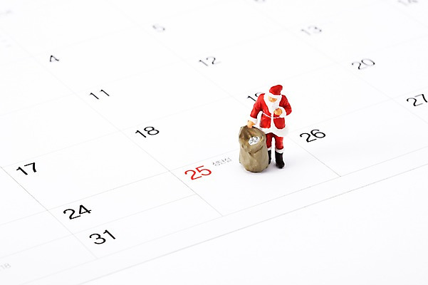 포토 JPG 스튜디오촬영 계절 기념일 인형 크리스마스 겨울 실내 이벤트 사람없음 숫자 산타클로스 모형 미니어처 피규어 달력 날짜 보따리 산타인형 국내포토 문자 내부 파일형식