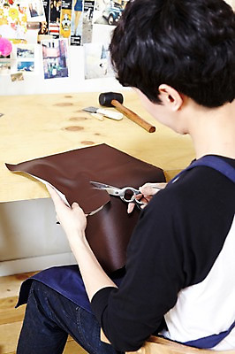 포토 JPG 스튜디오촬영 라이프스타일 남자 맨라이프 의자 가위 실내 한명 사람 앉기 동양인 20대 성인 취미 옆모습 앞치마 한국인 공구 직물 망치 가죽 자르기 공예 천 책상 즐거움 만들기 작업도구 가위질 가죽공예 송곳 남자만 남자한명만 성인남자만 청년만 청년남자만 청년남자한명만 성인한명만 성인남자한명만 성인만 국내포토 1 감정 뷰포인트 가구 모션 문구용품 가위_도구 인종 청년 내부 생활 도구 파일형식