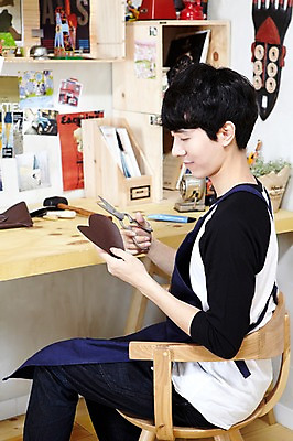 포토 JPG 스튜디오촬영 라이프스타일 남자 맨라이프 의자 실내 한명 들기 사람 앉기 동양인 20대 성인 취미 옆모습 책 앞치마 한국인 공구 직물 칼 망치 가죽 공예 천 책상 즐거움 만들기 작업도구 가위질 가죽공예 송곳 남자만 남자한명만 성인남자만 청년만 청년남자만 청년남자한명만 성인한명만 성인남자한명만 성인만 국내포토 가위손 1 감정 뷰포인트 가구 모션 가위_도구 인종 손짓 청년 내부 생활 도구 파일형식