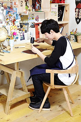 포토 JPG 스튜디오촬영 전신 라이프스타일 남자 화분 맨라이프 의자 단추 실내 한명 들기 사람 앉기 동양인 20대 성인 취미 옆모습 책 연필 지구본 앞치마 한국인 공구 직물 칼 망치 가죽 공예 천 책상 즐거움 연필꽂이 만들기 작업도구 망치질 가죽공예 송곳 접착제 남자만 남자한명만 성인남자만 청년만 청년남자만 청년남자한명만 성인한명만 성인남자한명만 성인만 국내포토 1 감정 뷰포인트 가구 모션 문구용품 학용품 인종 청년 내부 생활 필기구 도구 풀_접착제 파일형식